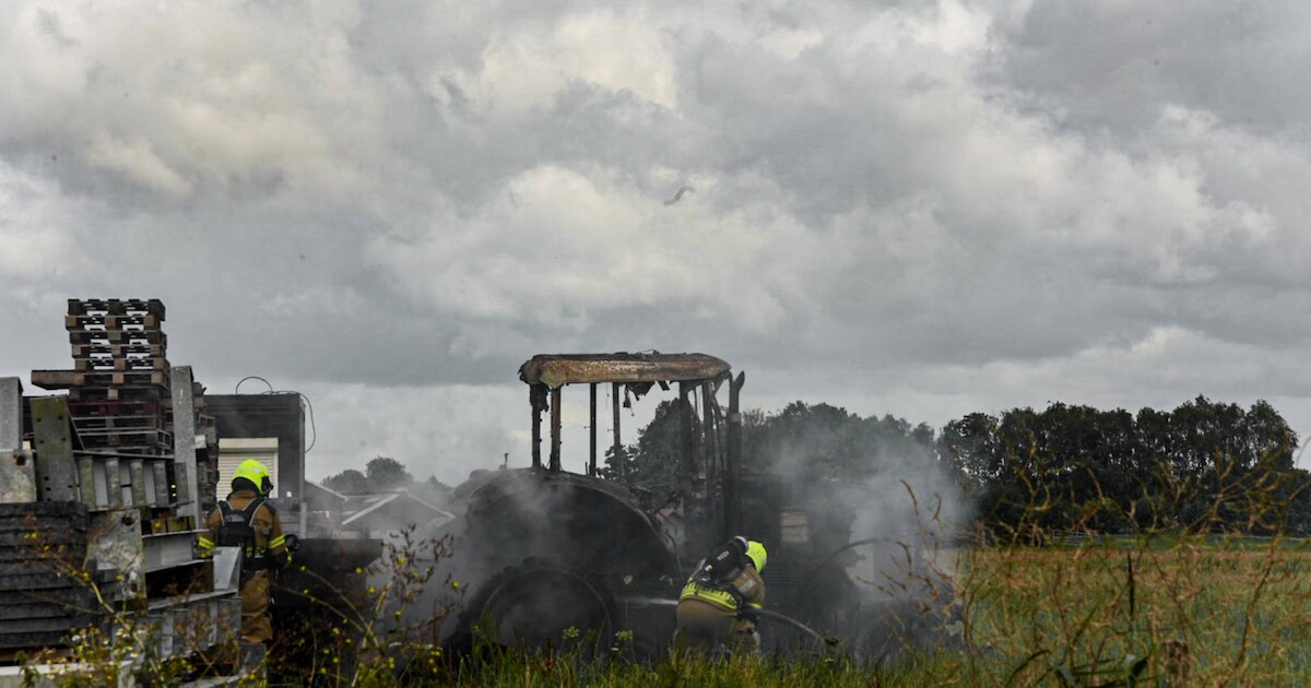 Tractor vliegt in brand in Dussen, voertuig raakt zwaar beschadigd | Foto