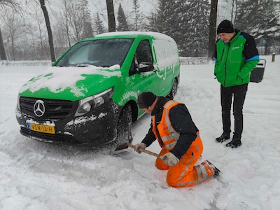 Moderne elektrische auto vast in de sneeuw, Wally zucht: ‘Die dingen zijn gewoon computers’