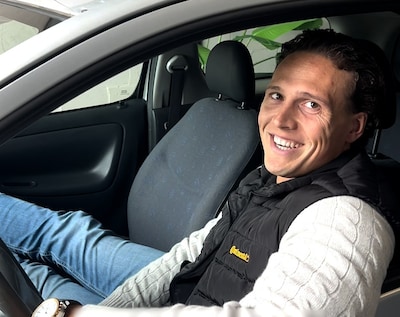 Deze Bossche autohandelaar opent elk TikTok-filmpje met een grove grap en gaat viraal