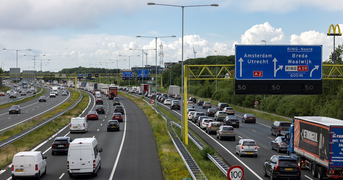 Rommel op de A2 tussen Den Bosch en Zaltbommel opgeruimd, lange file voorbij