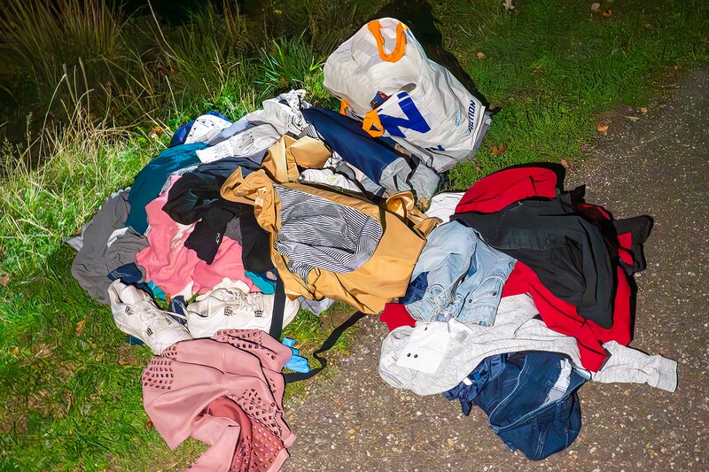 De stapel kleren bleek al veel eerder langs de oever in Macharen gedumpt. Handhavers van de gemeente Oss waren daar zelfs al van op de hoogte.