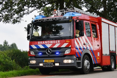 Tractor en loods in brand in Well, flinke rookontwikkeling