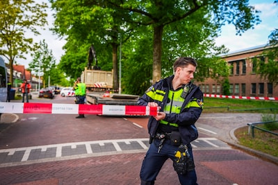 Scooterrijder botst tegen bouwkraan in Eindhoven, raakt zwaargewond aan hoofd en gezicht