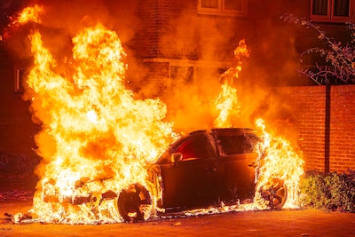 Audi gaat in vlammen op in Oss