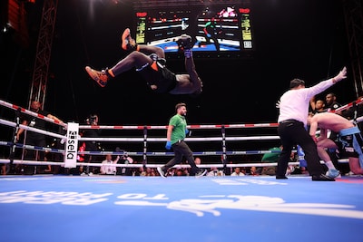 Fransman viert zege met salto, verwoestende klap zorgt voor knock-out, Verhoeven en Usyk arriveren