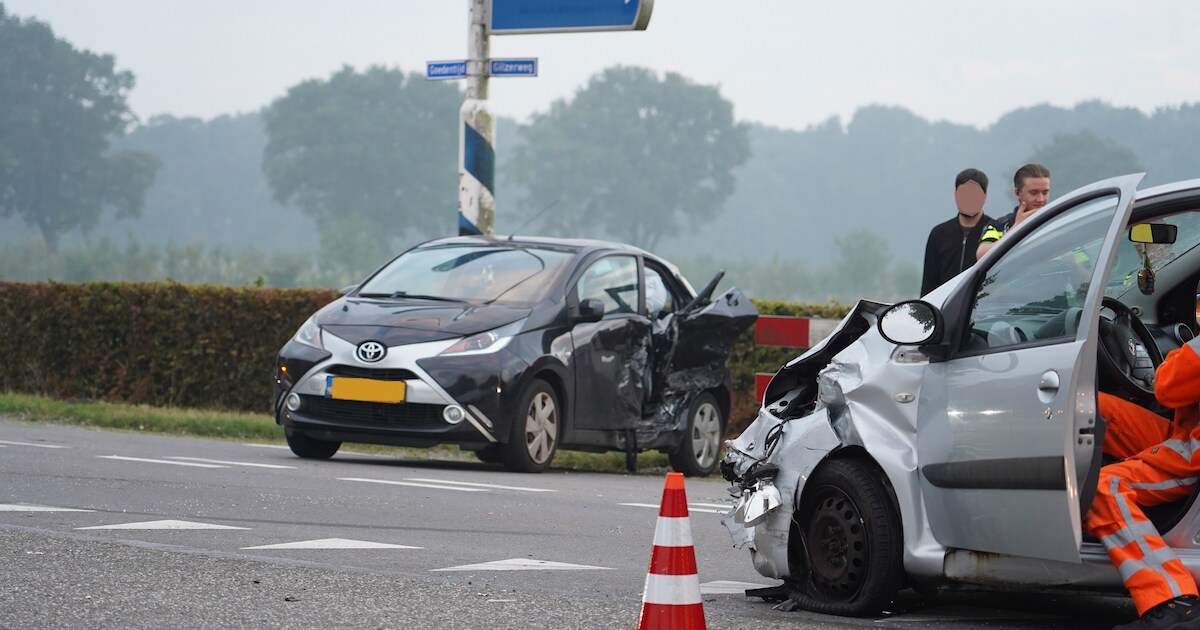 Brokstukken op kruising na botsing met twee auto’s tussen Alphen en Gilze.