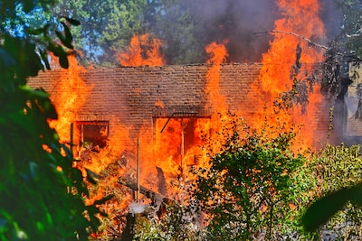 Zeer grote brand in schuur bij woning in Steensel