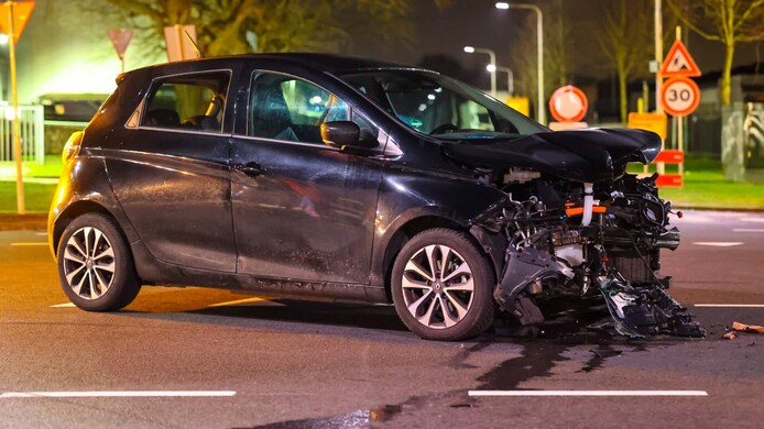 Veel schade bij een botsing op een kruispunt in Oss.