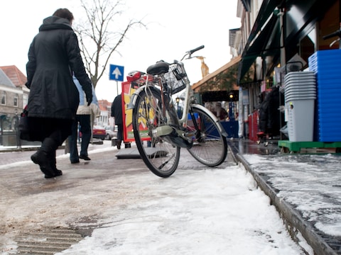 Heusden wil winkeliers inschakelen bij schoonmaken trottoirs na sneeuwval: ‘Wij leveren het zout’