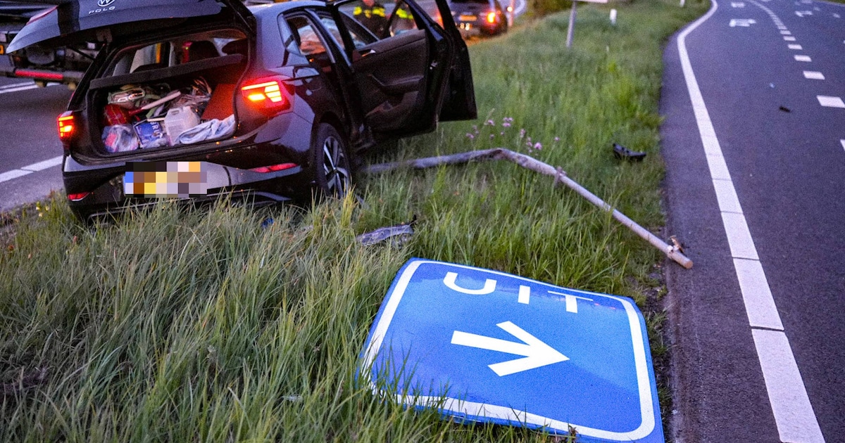 Auto rijdt verkeersbord uit de grond bij afslag Efteling, geen spoor van de bestuurder