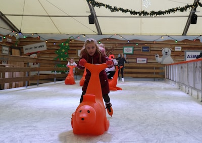 Veldhoven viert start van ijsfestijn: kleine Vayèn steelt de show op haar eerste echte schaatsen