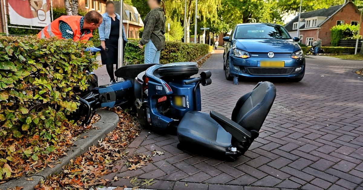 Man op scootmobiel raakt gewond bij botsing in Berkel-Enschot, personeel kinderdagverblijf verleent eerste hulp.