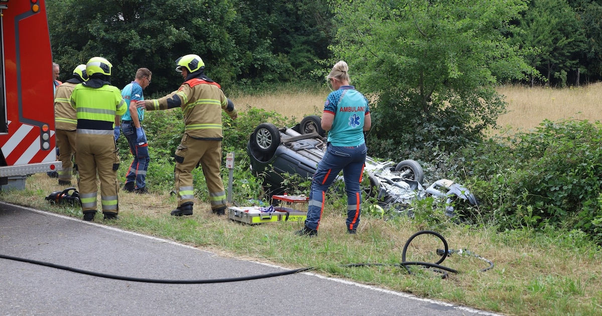 Ongeluk in Schaijk: auto vliegt in brand met vrouw erin, omstanders schieten te hulp.