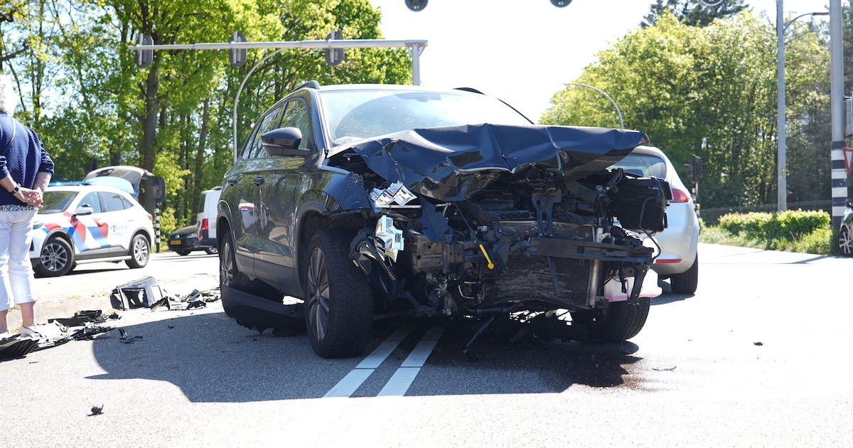 Ravage op de weg door botsing tussen auto’s in Tilburg: vrouw gewond, man en twee jonge kinderen nag