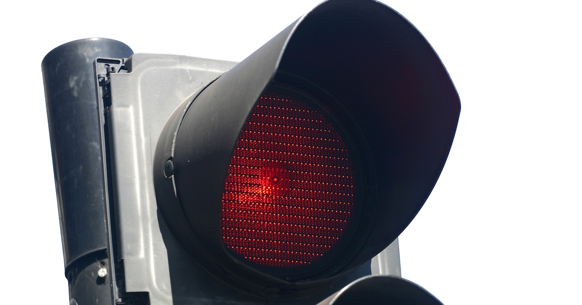 Veel te hard, door rood en rechts inhalen op de A2: wegpiraat gepakt in ...