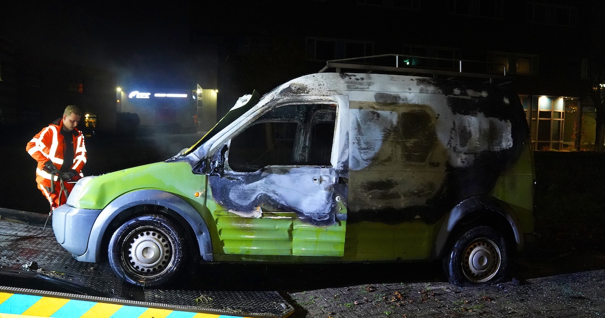Bestelbus twee keer op één avond in brand gestoken in Waardenburg | 112 nieuws Zaltbommel