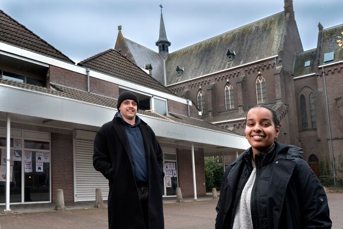 Ayah (26) en Dani (26) voeren actie tegen leegstand in Vught: ‘Waarom ...
