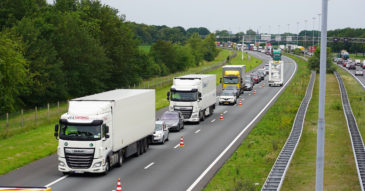Lange file op A58 bij Molenschot na ongeluk tussen auto en vrachtwagentje
