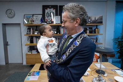 Dit is Sarfraj en hij gaat als 250.000ste Eindhovenaar de geschiedenis in