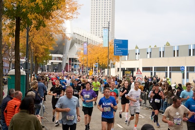 Agenten delen aangrijpend verhaal over reanimatie van halve marathonloper in Eindhoven: ‘Publiek hie