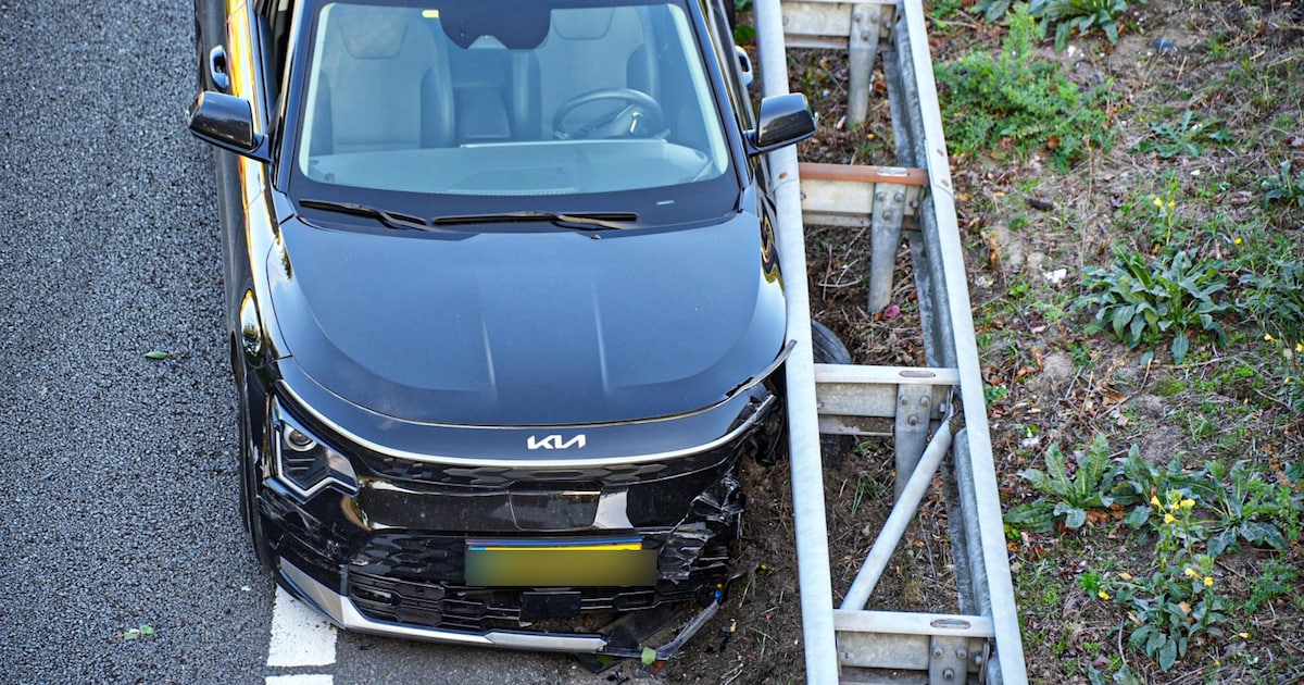 Vrouw raakt gewond bij ongeluk met drie auto’s op A59 bij Elshout.