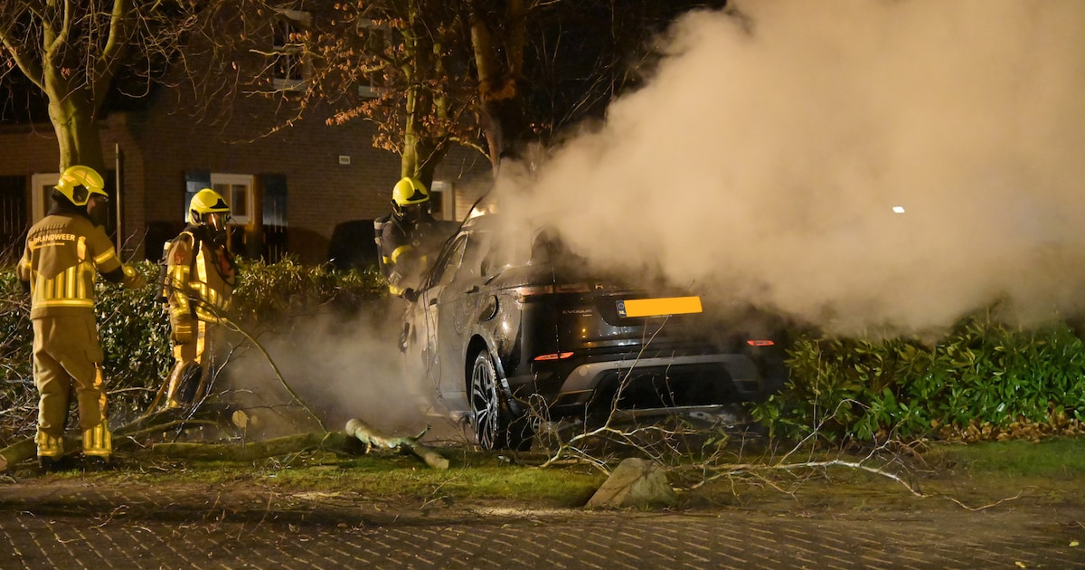 Auto brandt volledig uit na ongeval in Galder, bestuurder spoorloos