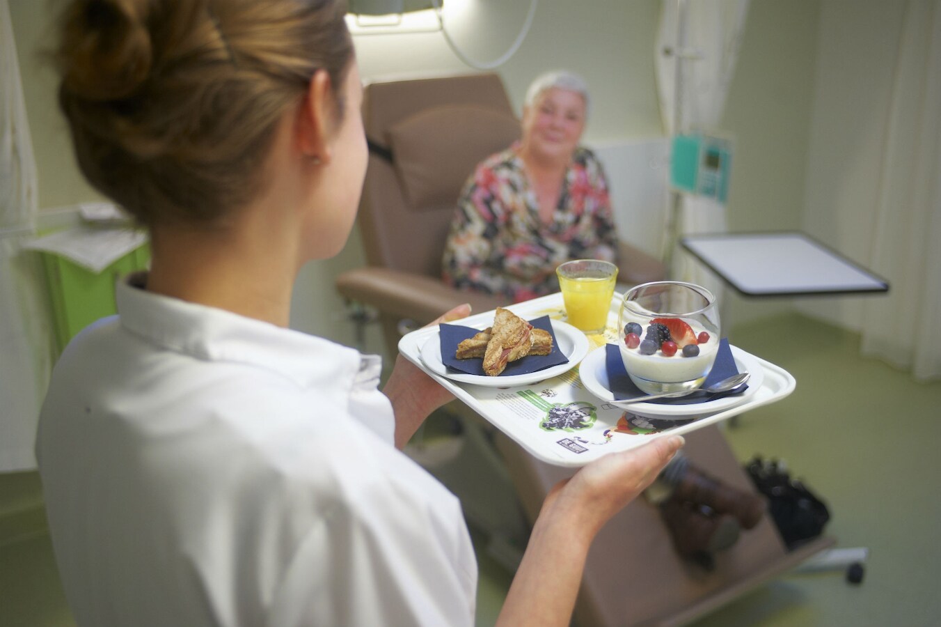 Samantha Janssen (Hutten Catering) serveert de nieuwe oncologische hapjes aan Loes Timmermans uit Heesch.