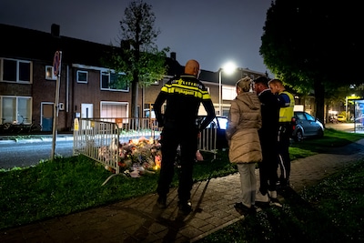 Wijkagent en boa’s staan stil bij overlijden 10-jarige meisje uit Tilburg op de plek van het ongeval
