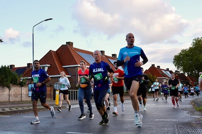 LIVE Marathon Eindhoven | Deelnemers hele marathon verzamelen zich bij start, lopers kwart marathon 