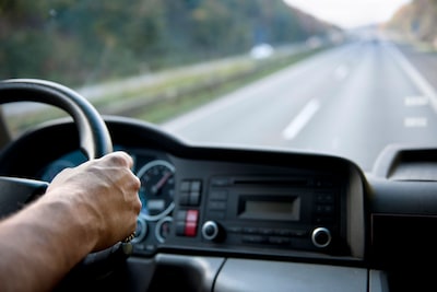 Rijstrook van A2 dicht bij Budel door kapotte vrachtwagen, meer dan een uur vertraging