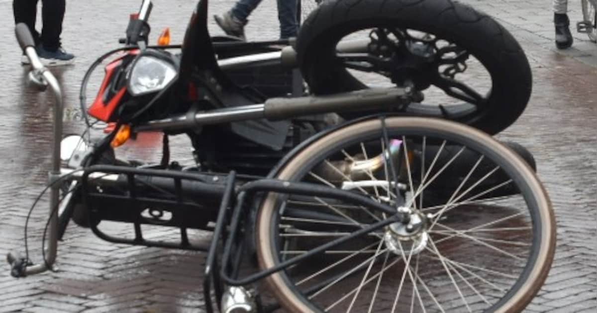 Brommerrijder ernstig gewond naar ziekenhuis na botsing met fietser in Zaltbommel.