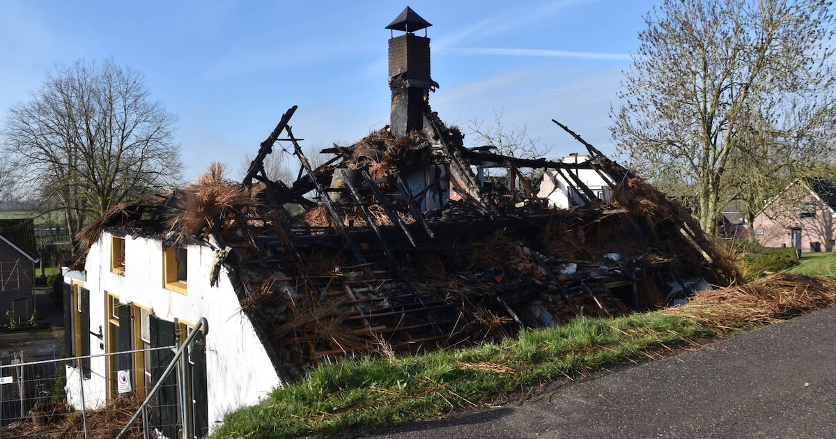Brand legt woning met rieten kap in Zuilichem volledig in de as | 112 nieuws Zaltbommel | BD.nl
