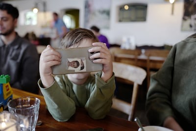 Verbod op smartphones voor jeugd? ‘Geef als ouder zelf het goede voorbeeld’