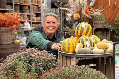 Pascalle (56) dacht dat ze gewoon video’s maakte voor Coppelmans, nu willen mensen met haar op de fo