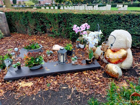 Het graf van het zoontje van Jay Manichand en zijn vrouw Michelle op begraafplaats De Oude Toren.