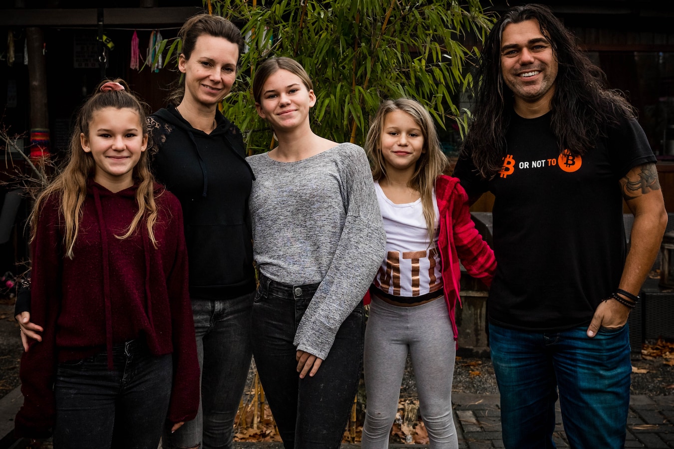 Bitcoin-familie voorzag de dip en nu leven ze als koningen in Thailand |  Foto | bd.nl