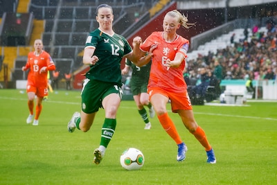 LIVE WK-kwalificatie | Directe WK-plaatsing op de tocht voor Oranje na misser van keepster Kop, bondscoach Veurink grijpt in