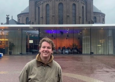 Siem is stembureaulid: ‘Tja, dan hoort het hele lokaal dus waar je op stemt’