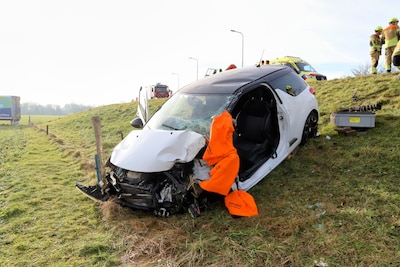 Automobilist aangehouden na ongeval: vrachtwagen belandt in weiland
