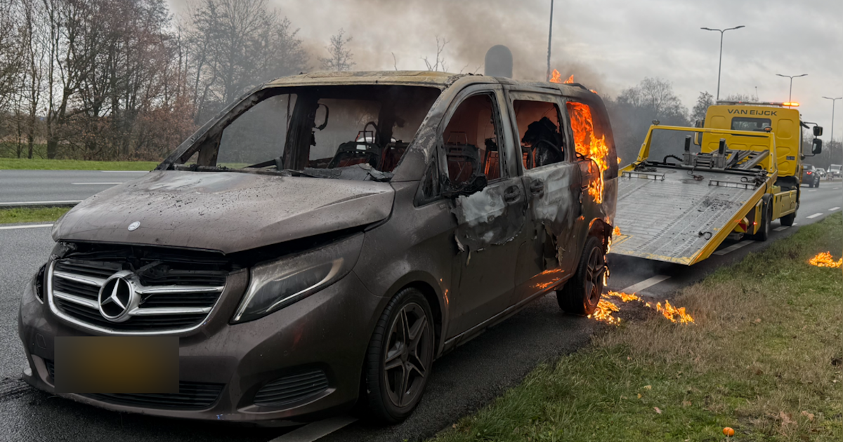 Brandende bestelbus geblust langs de A59 bij Den Bosch, maar op bergwagen vat het voertuig opnieuw v