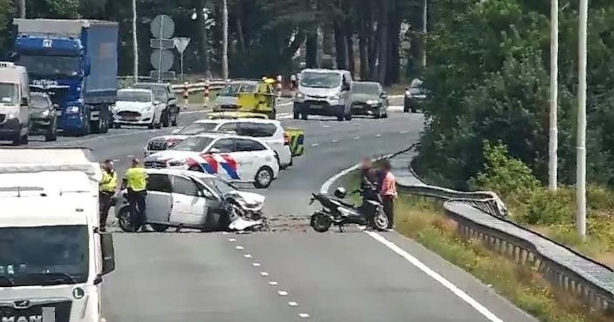 A58 bezaaid met auto-onderdelen door ongeluk bij Oirschot, vertraging richting Tilburg.