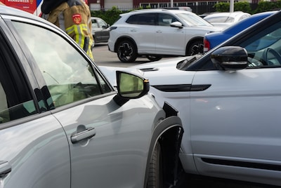 Bestuurder wordt onwel en rijdt tegen twee auto’s bij supermarkt in Kaatsheu­vel