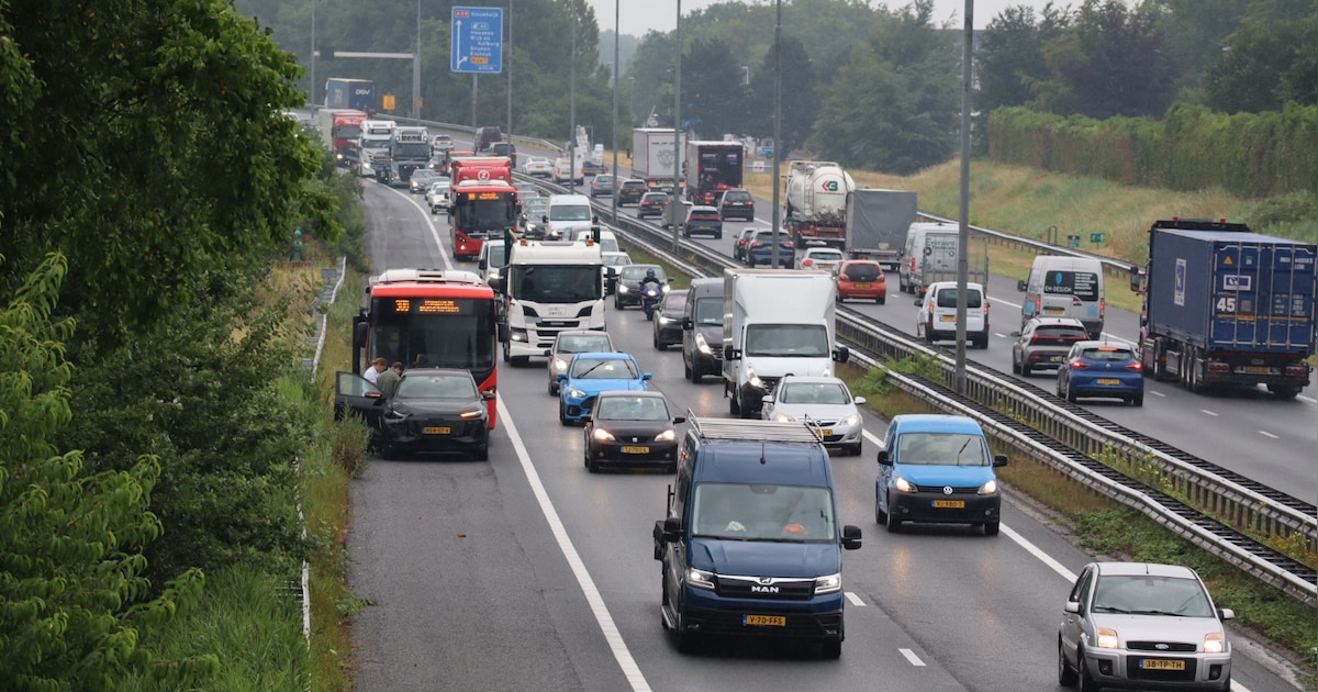 Buspassagiers gestrand na botsing met auto op de A59 bij Elshout: Arriva stuurt nieuw vervoer.