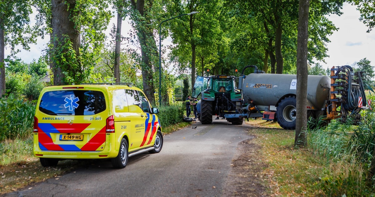 Motorrijder de sloot ingeslingerd door botsing met tractor in Schijndel: ernstig gewond.