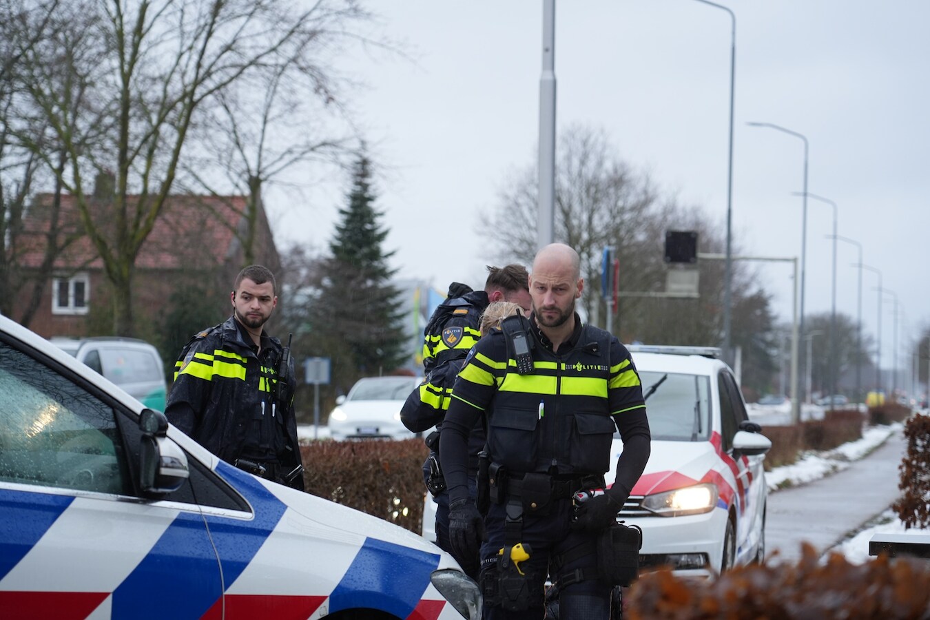 Man en vrouw stranden met auto en vallen helpende agent aan in Hulten ...