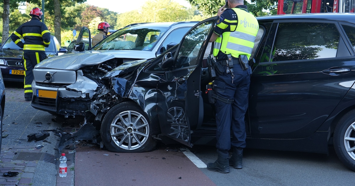 Drie auto’s botsen in Dongen, vrouw gewond en voertuigen zwaar beschadigd