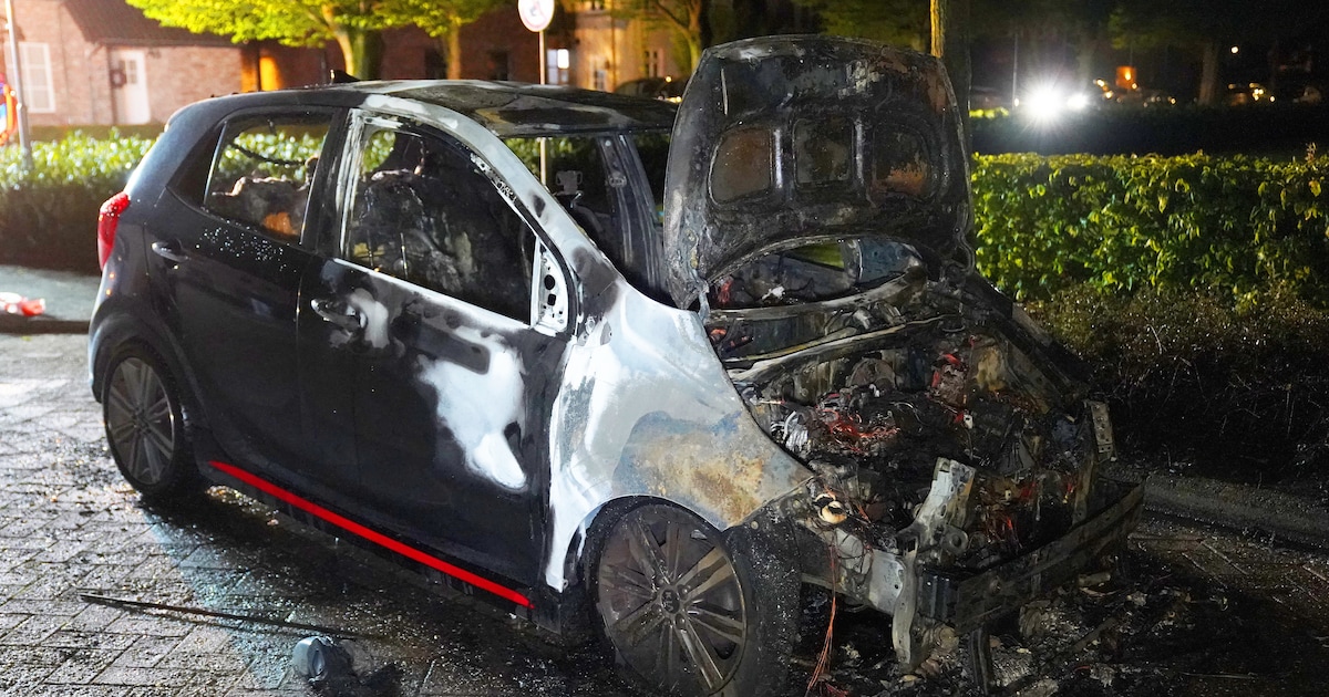 Auto brandt volledig uit in Sint-Michielsgestel, politie vermoedt brandstichting