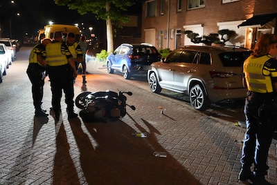 Scooterrijder glijdt meters over wegdek na harde val in Waalwijk