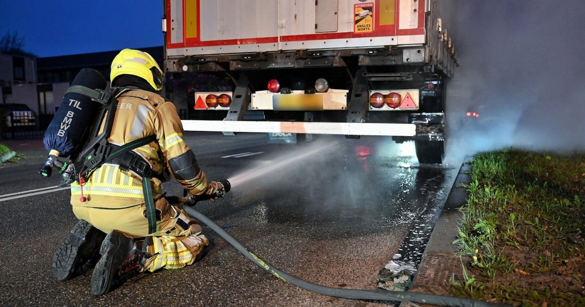 Vrachtwagentrailer vat vlam in Oisterwijk, chauffeur doet bluspoging