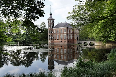 Gezinswandeling in speelbos bij Bouvigne onder leiding van IVN-gidsen